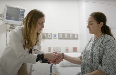 Кодирование Аквилонг в Курчатове Врач держит пациентку за руку