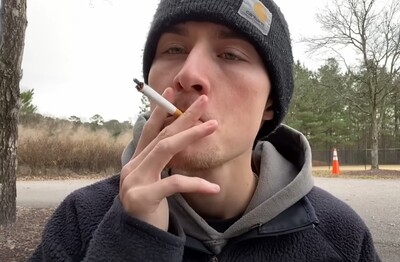 Лечение зависимости от табакокурения в Курчатове Мужчина с сигаретой делает затяжку