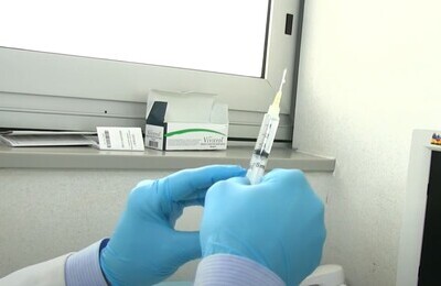 Проведение кодирования Вивитролом в Курчатове Шприц с Вивитролом в руках у врача